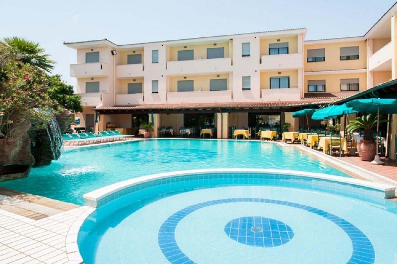 Le Residenze Del Golfo Di Orosei Aparthotel Екстериор снимка